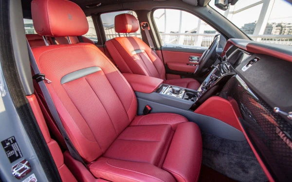  Grey Rolls Royce Cullinan Photo 4